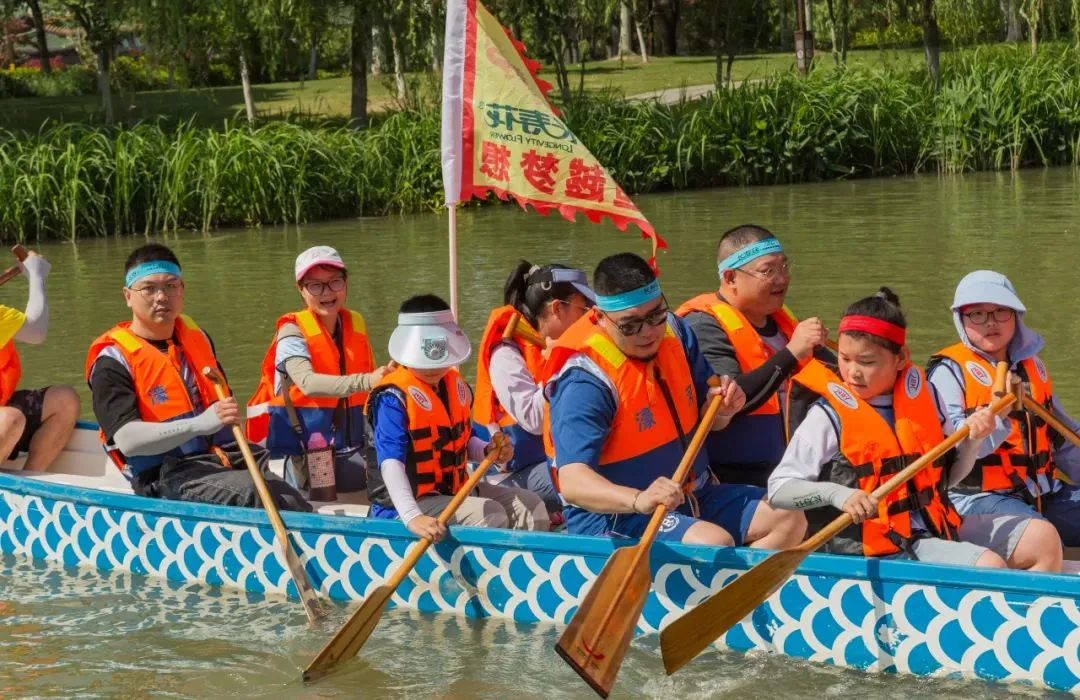 健康守護(hù) 樂享生活｜“長壽花糧油杯”環(huán)濠河親子龍舟賽飛槳爭渡 破浪前行